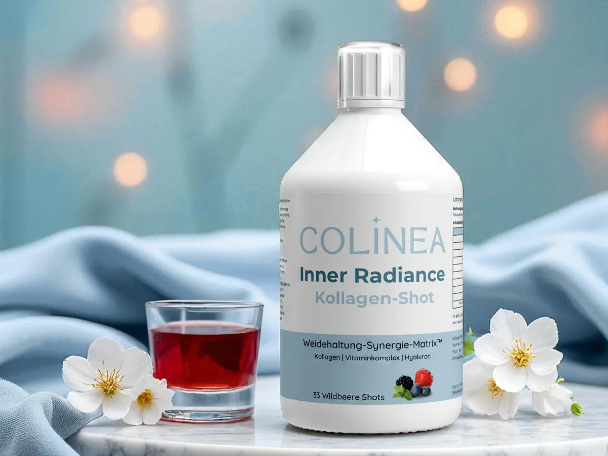 Colinea Inner Radiance Kollagen-Shot – Flasche mit Weidehaltung-Synergie-Matrix™, roter Beauty-Drink im Glas und Blüten, ideal für tägliche Selfcare und Hautpflege von innen