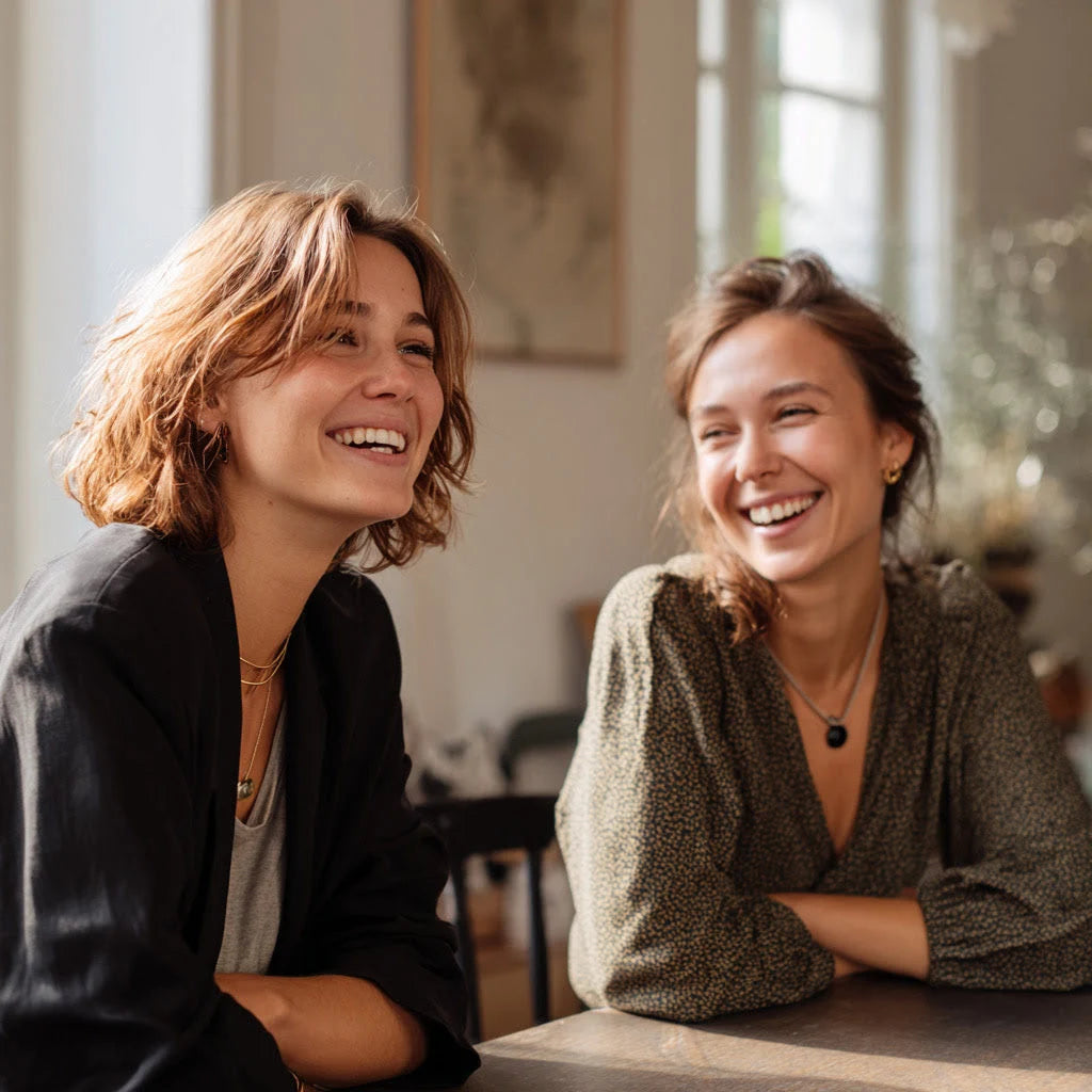 Zwei Frauen lachen zusammen in entspannter Atmosphäre
