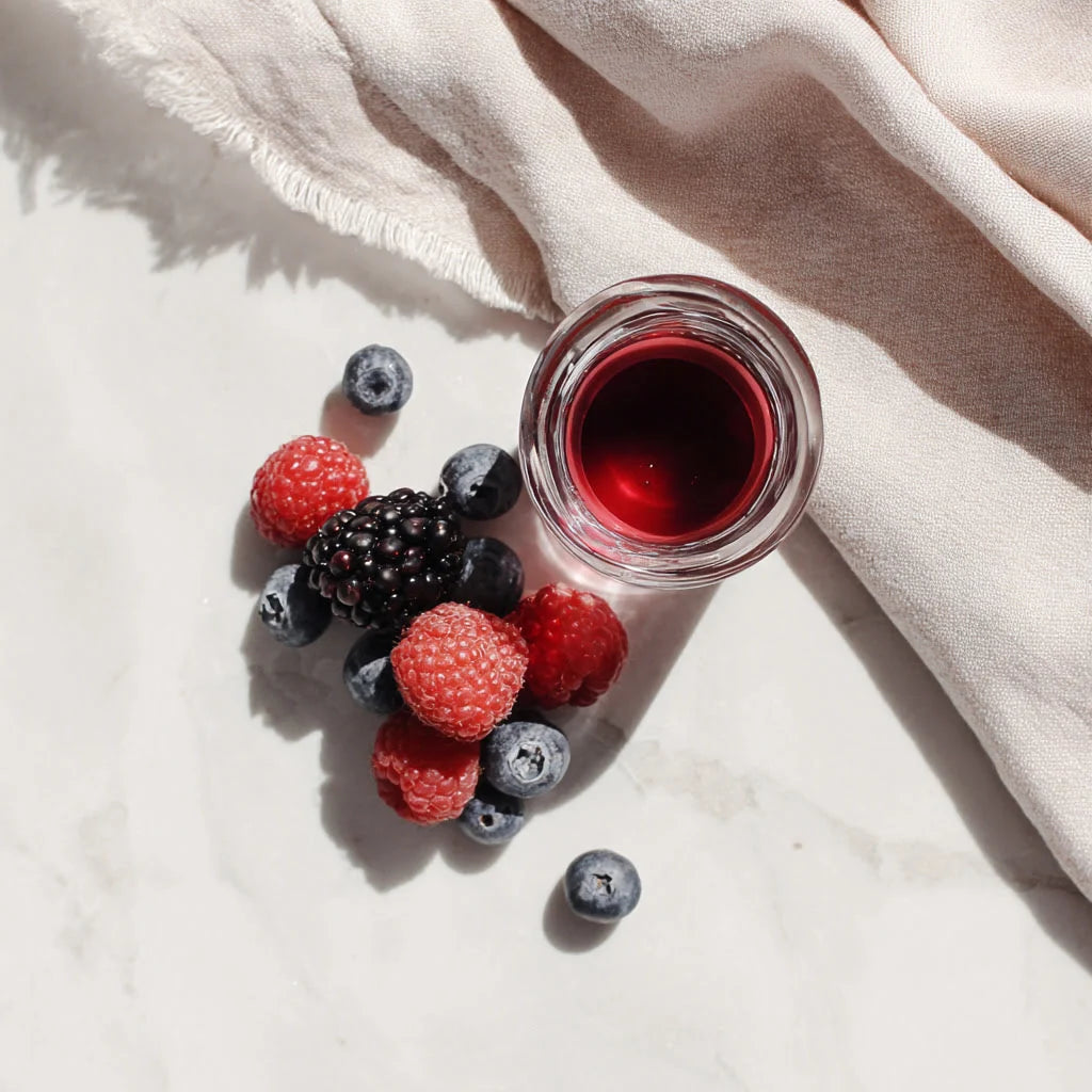 Glas Colinea Kollagen-Drink mit frischen Beeren – Symbol für ganzheitliche Pflege und natürliche Nährstoffe
