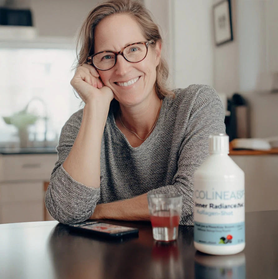 Frau mit Colinea Inner Radiance Kollagen-Shot in der Küche – tägliches Selfcare-Ritual
