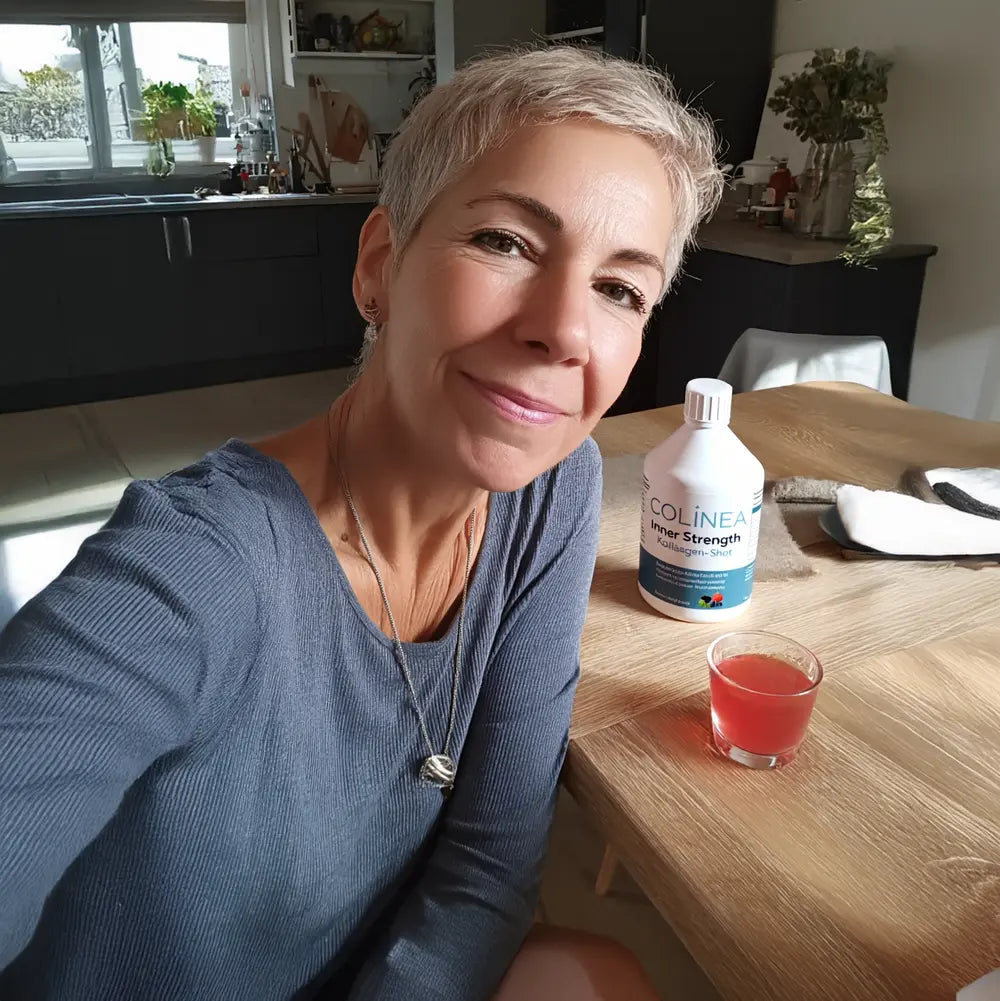 Frau mit Colinea Inner Strength Kollagen-Shot – tägliche Routine für Wohlbefinden
