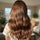 Eine Frau mit dem Rücken zu Kamera zeigt ihre wunderschöne gesunde Haare